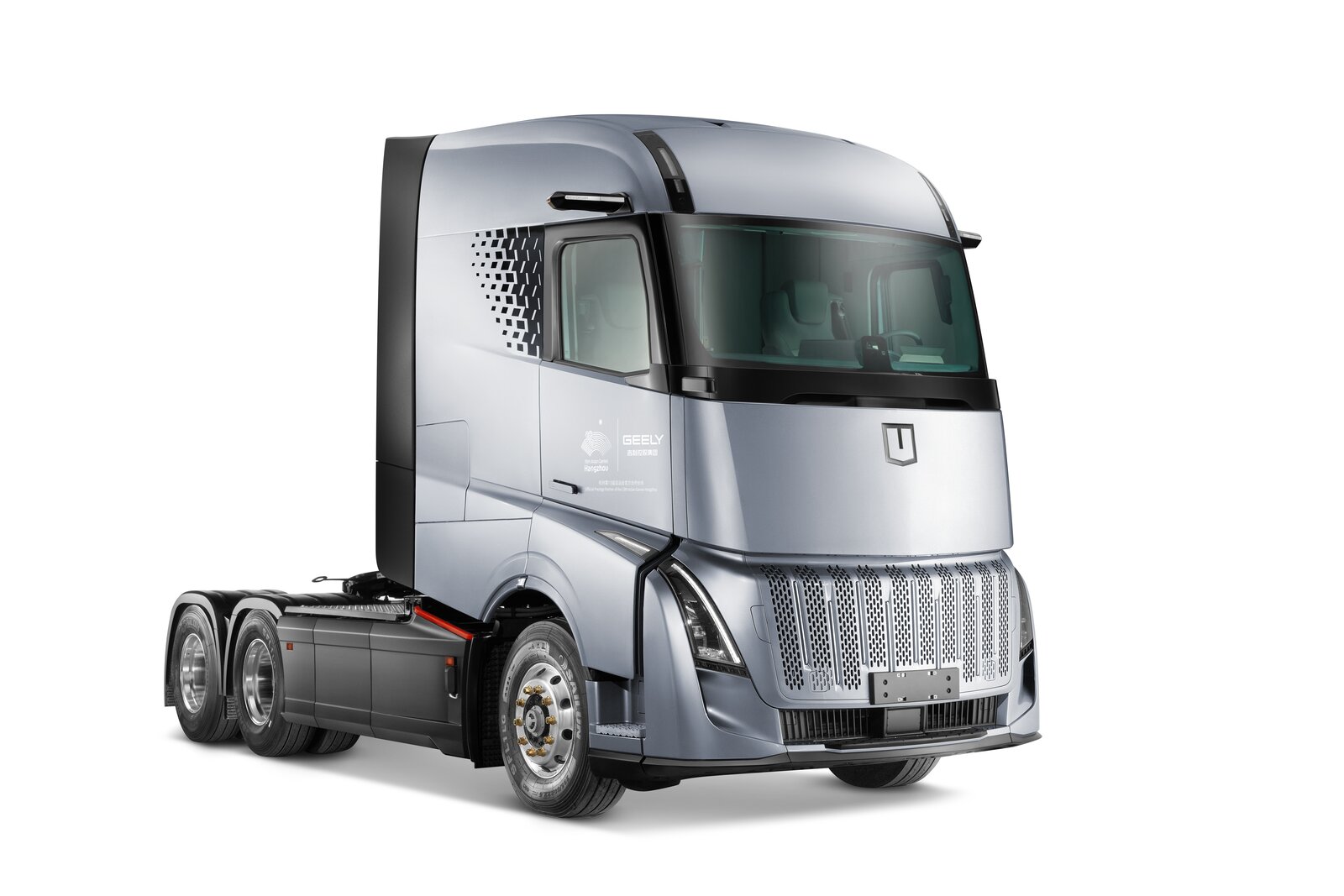 Farizon Homtruck electric tractor on an alpine logistics corridor